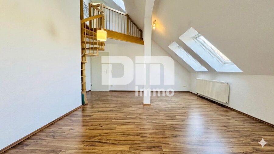 Gepflegte Maisonette Wohnung mit Studio 2x Balkon und PKW Stellplatz in Traumlage - Ebene 1 Wohn / Esszimmer / Zugang Balkon